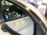 【ブラインドスポットインフォメーション】走行中に、斜め後ろの車を検知すると、ドアミラーのマーク点灯にてお知らせします。