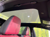 【パノラマルーフ】大型のガラスルーフ搭載で車内の解放感が一気にアップ!開放的なドライブをお楽しみいただけます。