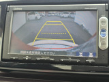駐車時の安全確認をサポートするバックカメラも使用できます。インターナビで様々な情報を得ることもできます。