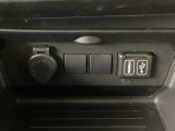 専用のケーブルを繋げばスマホのミラーリングが可能です。車内モニターでYouTubeを視聴することも出来ますよ♪
