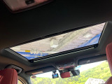 【サンルーフ】開放感たっぷりの希少装備、サンルーフが装着されています!車内に明かりを取り入れたり景色を楽しむ以外にも、車内の空気も簡単に換気できて快適です!