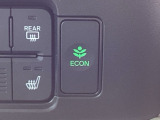 【eコンスイッチ】低燃費運転をサポートするECONモード。スイッチをONすると、エンジンやトランスミッション、A/Cなどを協調制御し、燃費の向上に貢献。エコドライブの効果を高めます。