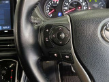 ステアリングには運転中でも簡単に操作できる各種スイッチついてます