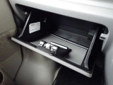 グローブボックス。車検証ブックや小物などが収納できるスペースがあります。