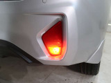 視界不良時の自車位置を後方の車両に認識を促すバックフォグを装備しています。