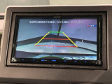 リバースギアに入れるだけで後方の表示へ切り替わります。夜間や雨の日の駐車も楽になりますよ。