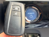 【スマートキー】カバンやポケットに入れたままでもドアの施錠・解錠が可能なスマートキーを装備。エンジンのオン・オフ時もカギを取り出す必要が無いからとっても便利です♪