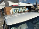 目立つキズ凹み等はありませんが、中古車という商品の特性ルーフには子キズや塗装しみがあります