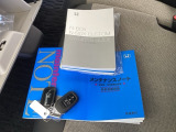 メンテナンスノート【整備記録簿】、取説も揃っています。スマートキーはバッグなどにしまったままボタン操作でエンジンの始動・停止ができて大変便利です。