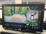 【パノラミックビューモニター】専用のカメラにより、上から見下ろしたような視点で360度クルマの周囲を確認することができます☆死角部分も確認しやすく、狭い場所での切り返しや駐車もスムーズに行えます。