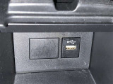 充電用USB端子付き。スマートフォンなどの充電に便利です。