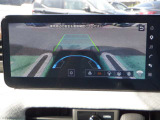 人やクルマがどこから現れるか不安!そんな混雑する駐車場などで、周辺の状況が直感的にわかる立体的映像を表示。クルマの周囲がぐるっと見えるので、安心して発進できます。