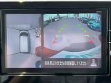 【アラウンドビューモニター】まるでクルマを真上から見下ろしたかのような視点で駐車をサポートします!クルマの斜め後ろや真横など、前後左右の4つのカメラの映像が合成されて、モニターに映し出されます。