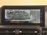 【パノラミックビューモニター】自車周辺をぐるりと俯瞰できるカメラで危険を察知。「床下透過機能」付で、駐車場の白線などにまたがった場合でも画面を見れば一目瞭然です。