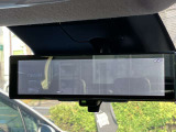 【インテリジェントルームミラー】車両後方のカメラ映像がミラー(液晶画面)に写るので、後席の人や荷物が写りこみません。夜間や悪天候でも視界が良好です♪