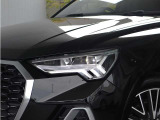 ●Audiが最初に採用したLEDポジショニングランプ。シャープなラインで昼間でも点けていたいと思うほど上品でオシャレです。夜間走行時はさらに目立ちます!