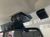【ドライブレコーダー/車室内】車室内カメラによる車内および車側面の撮影記録が駐車時の安心を高めるとともに、走行中の幅寄せ対策や後方撮影(リヤガラス越し)にも対応しています。