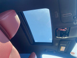 【 サンルーフ 】解放感溢れるサンルーフ♪車内には爽やかな風や太陽の穏やかな光が差し込みます♪