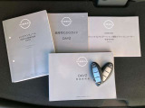 各取り扱い説明書、整備手帳、スマートキー2本つきです。