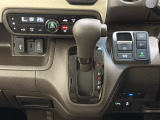 CVT車のセレクトレバーです。低速から高速まで、変速ショックのないスムーズな走りを実現するとともに、エンジン効率のよい領域を維持することで燃費にも貢献します。