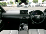 大きなフロントガラスで広々とした視界の運転席まわりです。