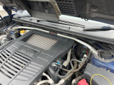 【STIタワーバー】お車の剛性を高めるタワーバーを装備。よりスムーズなコーナリング走行が可能となり、走りも楽しめます。