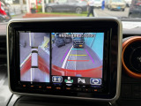【全方位モニター】前後左右に付いたカメラ映像をもとに、車を上空から見下ろしたように表示!狭い駐車場での車庫入れや道でのすれ違い時も安心です