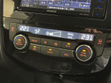 【左右独立オートエアコン】左右独立型、いわゆるデュアルエアコンです。運転席と助手席でそれぞれお好みの温度を設定可能です。