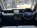 すっきりした運転席周りにはナビやエアコンの操作パネルを設置しておりますので、お一人での運転でもご安心できます。