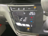 【オートエアコン】一度お好みの温度に設定すれば、車内の温度を検知し風量や温度を自動で調整。暑い&hellip;寒い&hellip;と何度もスイッチ操作をする必要はありません。快適な車内空間には必須の機能ですね♪