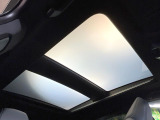 【調光パノラマルーフ】大型のガラスルーフ搭載で車内の解放感が一気にアップ!開放的なドライブをお楽しみいただけます。