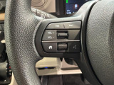 ステアリングにオーディオ操作スイッチが付いています。オーディオ画面に直接タッチしなくても操作が出来ますので、運転に集中できます。