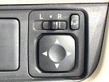 【電動格納ミラー】サイドミラーは電動格納式となっており、狭い駐車場でもキズがつくリスクを抑えられます。