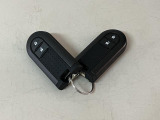 スマートキーを装備しています☆カギをカバンやポケットに入れて頂いた状態でドアロックの開閉やエンジンスタートをして頂けますよ!とても便利な装備です!