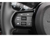 ハンドル左部分でオーディオ操作が可能。そのため、運転中でも目線をずらさずに安全運転♪スマートフォンを接続してハンズフリー通話も可能です。