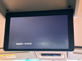【後席モニター】家族や友人とお出かけする機会が多い方に大人気の後席モニターを装備!見やすい位置に画面がありテレビやDVDの視聴も快適!友達もお子様も、後席にしか乗らなくなるかも??