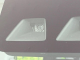 【プリクラッシュセーフティ】前方の車両等を検知し、衝突しそうな時は警報で注意を促し、ブレーキを踏む力をサポート。ブレーキを踏めなかった場合は衝突被害軽減ブレーキが作動、衝突回避をサポートします。