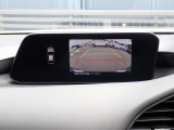 バックカメラ装備しております。駐車時に大変役に立ちますよ。駐車が苦手な方にも便利機能です。