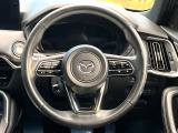 インテリアに合わせたデザインのステアリングは、運転される方のことも考え、運転しやすい形状、大きさです。是非一度、実際に触ってお確かめください。