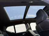 ◆サンルーフ/UVカット仕様の電動パノラマガラスサンルーフ。澄みきった青空を車内に取り入れ、爽快感あふれる毎日に