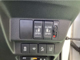 【両側パワースライドドア】両側がパワースライドドアになっており、運転席のスイッチやスマートキーでも開閉が可能。お子様やご年配の方でも乗り降りが楽になり介助等でも重宝します。