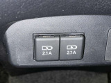 充電用USB端子付き。スマートフォンなどの充電に便利です。