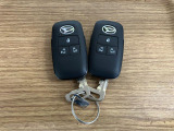 【スマートキー】 スマートキーを携帯していれば、ドアハンドルのボタンを押してロックの解除ができ、パワースライドドアもワンタッチで開閉できます。