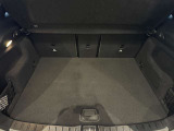 ゆったりとしたトランクルームでございます。たくさんのお荷物の車載が可能でございます。