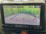 【バックカメラ】駐車時に後方がリアルタイム映像で確認できます。大型商業施設や立体駐車場での駐車時や、夜間のバック時に大活躍!運転スキルに関わらず、今や必須となった装備のひとつです!