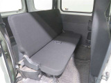 リヤシートを倒せば荷室がさらに広がります!