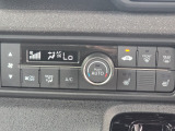 車内環境を自動でコントロールするフルオートエアコン。長距離ドライブも快適です。