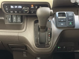 CVT車のセレクトレバーです。低速から高速まで、変速ショックのないスムーズな走りを実現するとともに、エンジン効率のよい領域を維持することで燃費にも貢献します。