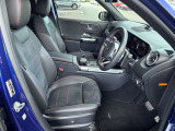 乗り込む瞬間からAMGスポーツパッケージの雰囲気が伝わる運転席まわりです。