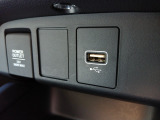便利な充電用USBジャック、12V電源ソケットを設置しております。周辺機器の充電にご利用頂けます。
